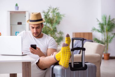 Genç adam evden ayrılmaya hazırlanıyor.