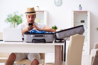 Genç adam evden ayrılmaya hazırlanıyor.