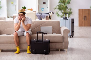 Genç adam evden ayrılmaya hazırlanıyor.