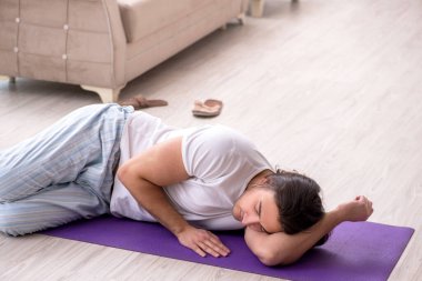 Genç erkek güne sabah egzersizleriyle başlıyor.