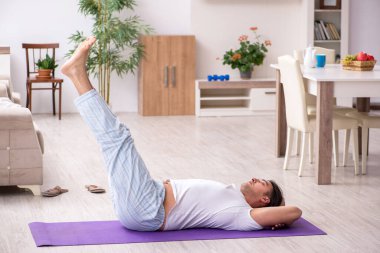 Genç erkek güne sabah egzersizleriyle başlıyor.