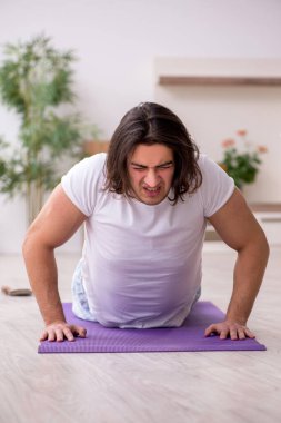 Genç erkek güne sabah egzersizleriyle başlıyor.