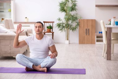 Genç erkek güne sabah egzersizleriyle başlıyor.