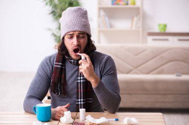 Genç adam evde acı çekiyor.