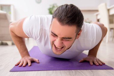 Genç erkek güne sabah egzersizleriyle başlıyor.