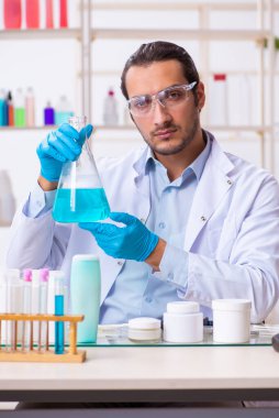 Laboratuvarda çalışan genç bir kimyager.