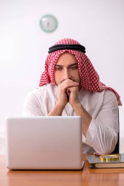 Ofiste çalışan genç bir Arap erkek.