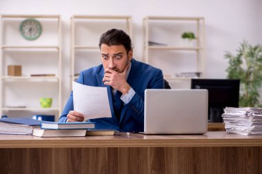 Genç bir erkek işçi aşırı işten memnun değil.