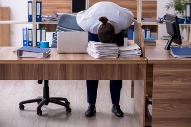 Genç bir erkek işçi aşırı işten memnun değil.