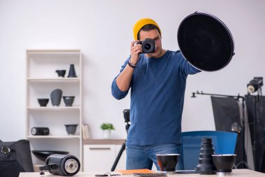 Stüdyoda çalışan genç bir fotoğrafçı.