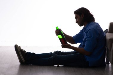 Genç adam alkolizmden muzdarip.