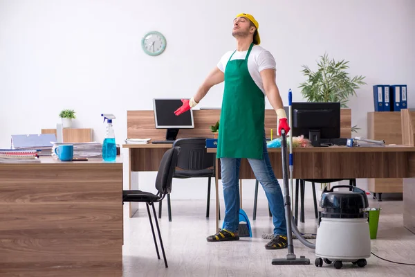 Jonge mannelijke aannemer schoonmaken van het kantoor — Stockfoto