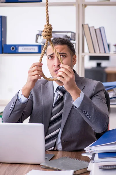 Jonge mannelijke werknemer pleegt zelfmoord op het werk — Stockfoto