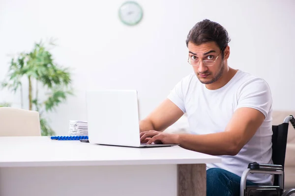 Joven hombre discapacitado trabajando desde casa — Foto de Stock