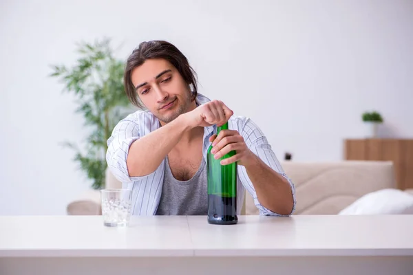 Jeune homme alcoolique buvant du whisky à la maison — Photo