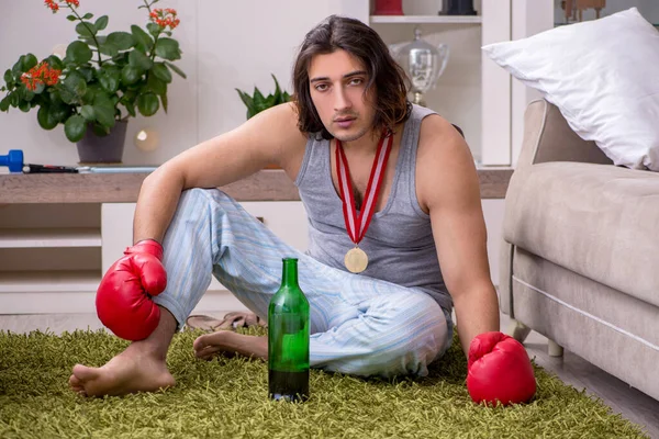Boxeur homme ex-champion souffrant d'alcoolisme à la maison — Photo