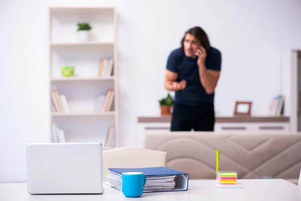 Junger Mann arbeitet von Haus aus — Stockfoto