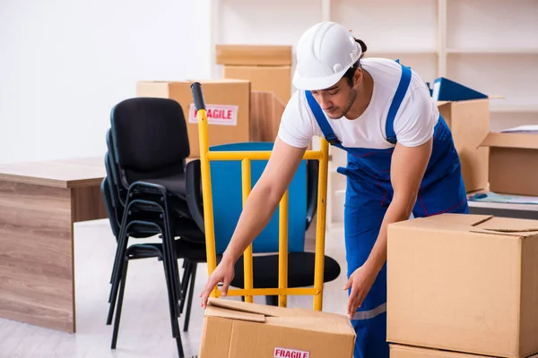 Jonge mannelijke professionele verhuizer doet home relocation — Stockfoto