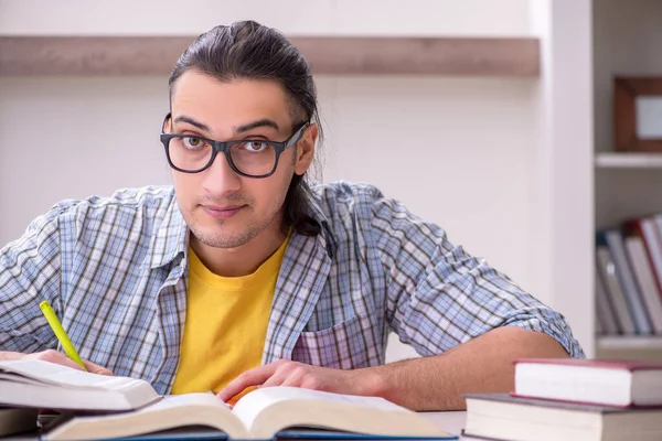 Jovem estudante do sexo masculino se preparando para o exame em casa — Fotografia de Stock