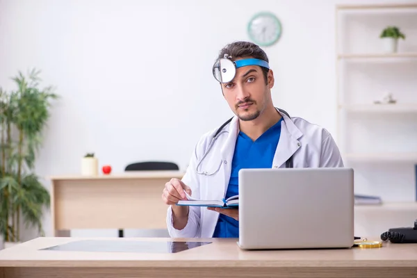 Mladý mužský lékař pracující na klinice — Stock fotografie