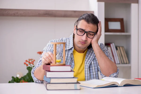 Joven estudiante masculino preparándose para el examen en casa — Foto de Stock