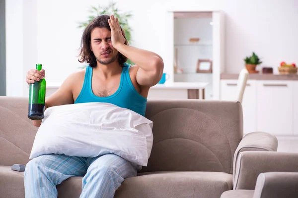 Jongeman wakker na feest binnen — Stockfoto