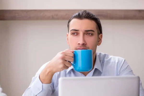 Ung manlig anställd som arbetar från huset — Stockfoto