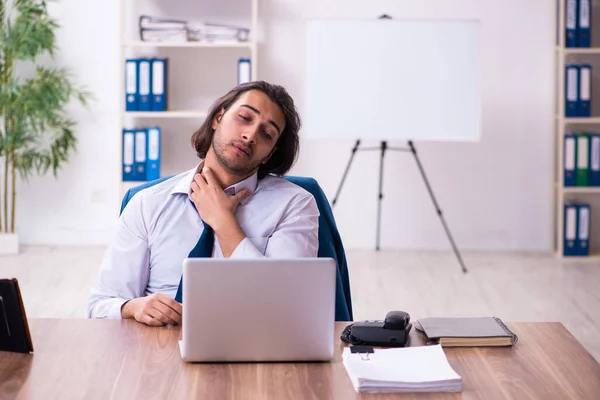 Drug addicted male employee working in the office — Stock Photo, Image