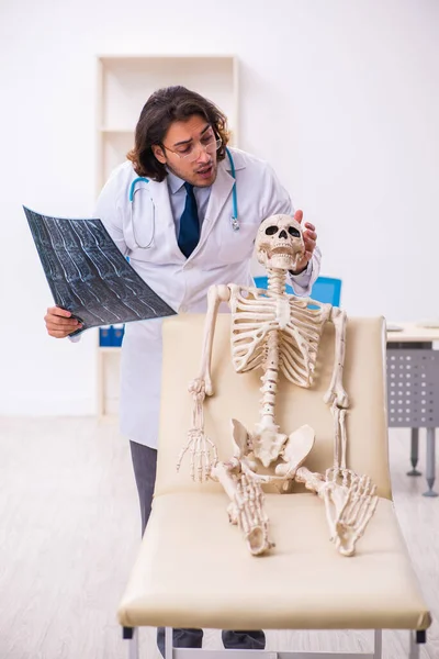 Médico loco examinando paciente muerto —  Fotos de Stock