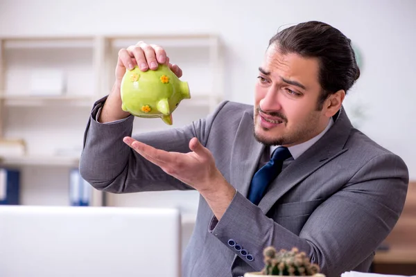 Junge männliche Angestellte im Büro — Stockfoto