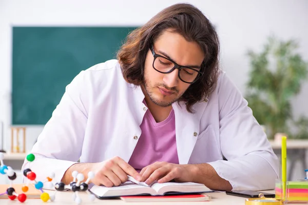 Jeune physicien masculin en classe — Photo