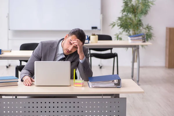 Jonge mannelijke werknemer werkzaam in het kantoor — Stockfoto