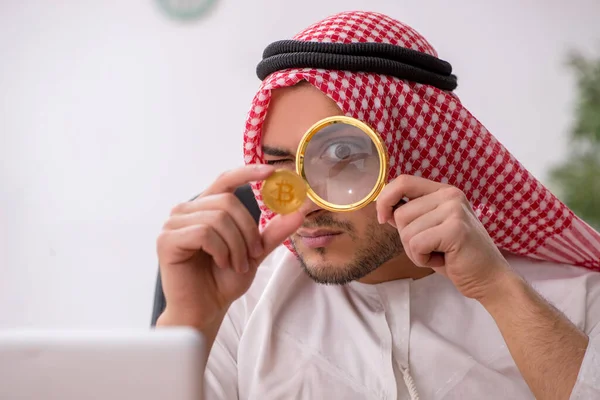 Mladý mužský arabský zaměstnanec pracující v kanceláři — Stock fotografie