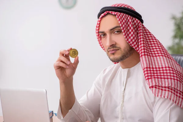 Young male arab employee working in the office — Stock Photo, Image