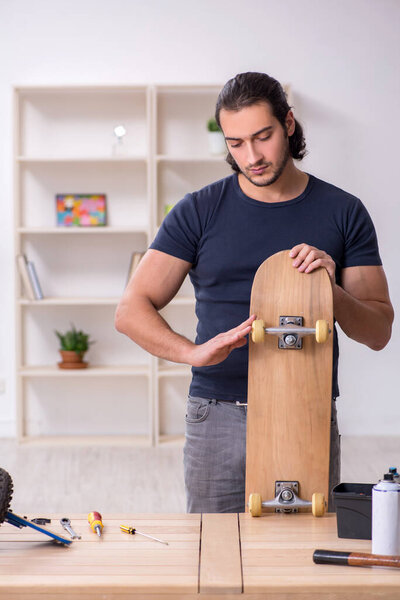 Молодой ремонтник чинит скейтборды