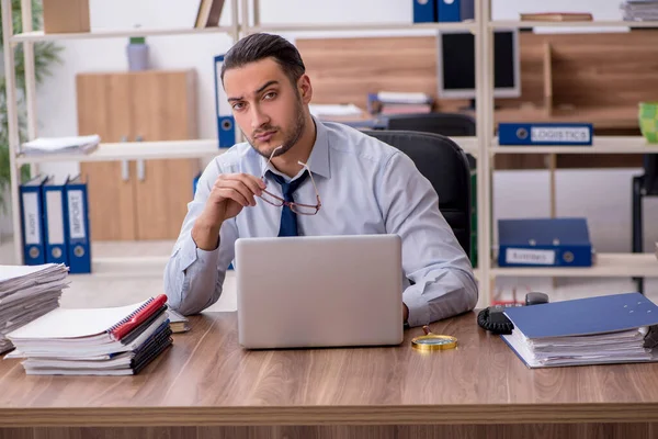 Genç bir erkek işçi aşırı işten memnun değil.