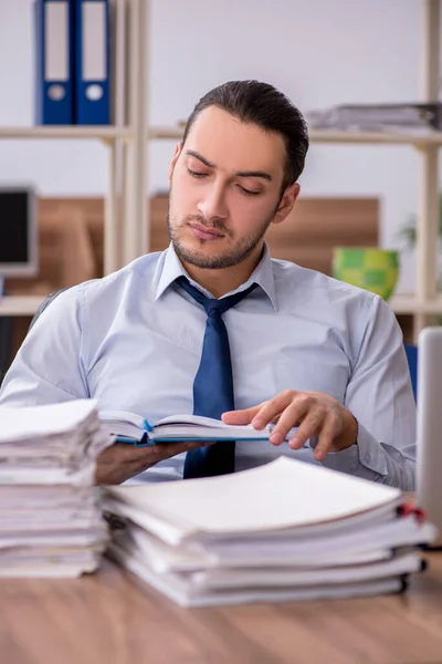 Giovane dipendente maschio infelice con il lavoro eccessivo — Foto Stock