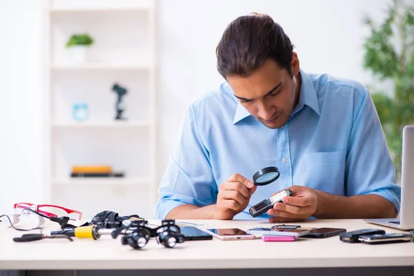 Junger männlicher Techniker repariert Handy — Stockfoto