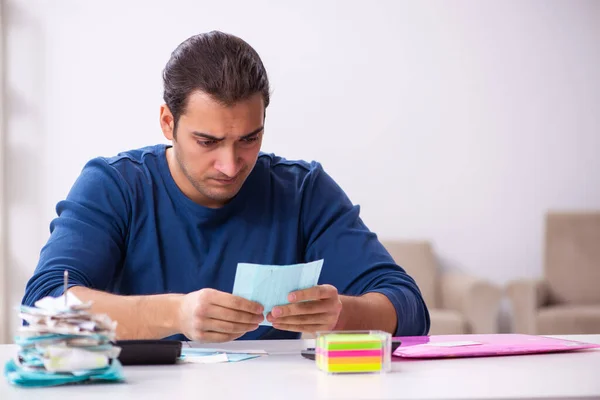 Joven en concepto de planificación presupuestaria —  Fotos de Stock