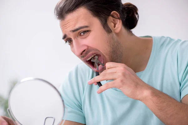 Молодой человек страдает от зубной боли — стоковое фото