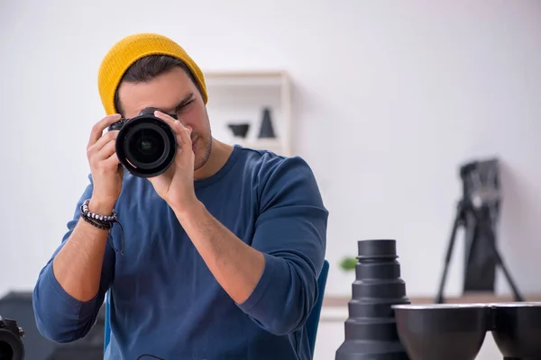 Молодой фотограф работает в студии — стоковое фото