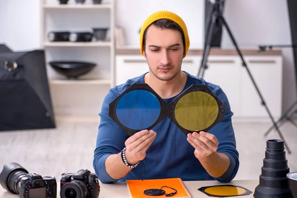 Stüdyoda çalışan genç bir fotoğrafçı.