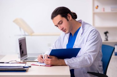 Hastanede çalışan genç bir doktor.
