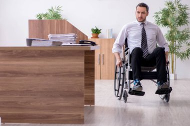 İş yerinde acı çeken genç engelli çalışanlar