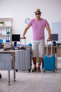 Genç erkek çalışanımız geziye hazırlanıyor.