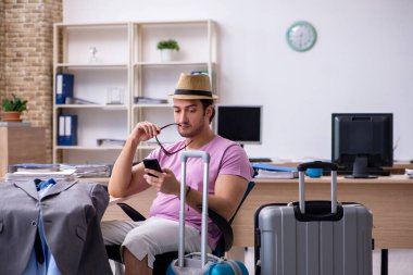 Genç erkek çalışanımız geziye hazırlanıyor.