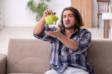 Yoksulluk konsepti içinde genç bir erkek öğrenci