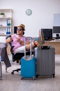 Genç erkek çalışanımız geziye hazırlanıyor.