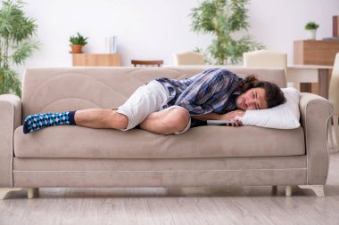 Genç adam evde acı çekiyor.