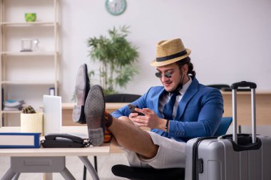 İş adamı salgın sırasında geziye hazırlanıyor